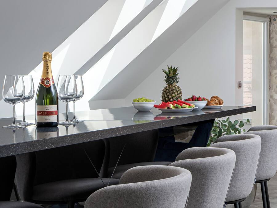 Apartamento luxo, terraço | Área de estar | TV de tela plana 65 polegadas com canais digitais, TV