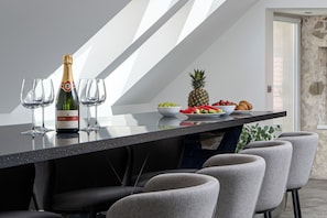 Apartamento luxo, terraço | Área de estar | TV de tela plana 65 polegadas com canais digitais, TV