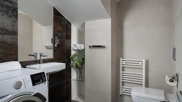 Appartement Deluxe, terrasse | Salle de bain