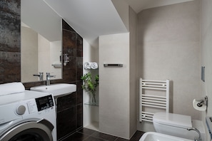 Combined shower/bathtub, deep-soaking bathtub, hydromassage showerhead
