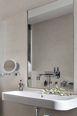 豪華公寓, 露台 | 浴室 | 淋浴/浴缸二合一、全浸式浴缸、水療按摩蓮蓬頭、名牌盥洗用品