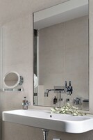 华丽公寓, 露台 | 浴室 | 淋浴/盆浴组合、深泡浴缸、旋水按摩花洒、名牌洗护用品