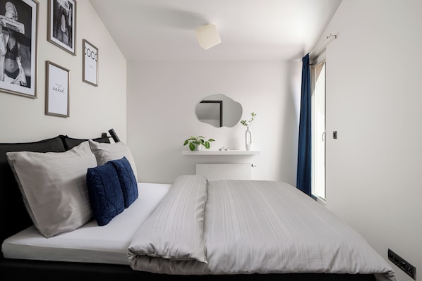 Apartamento luxo, terraço | Camas Select Comfort, individualmente mobiliados, cortinas blackout