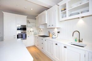 Luxury Apartment, 3 Bedrooms, Non Smoking, Kitchen | Private kitchen | Full-size fridge, microwave, oven, stovetop - City Element Suite Edinburgh (Edinburgh)