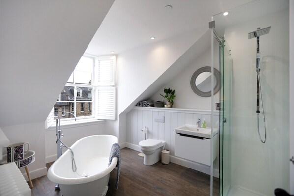 Luxury Apartment, 3 Bedrooms, Non Smoking, Kitchen | Bathroom | Separate tub and shower, free toiletries, hair dryer, towels