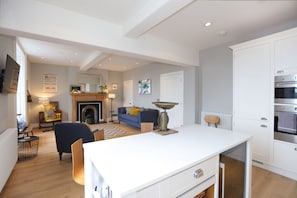 Luxury-Apartment, 3 Schlafzimmer, Nichtraucher, Küche | Wohnbereich