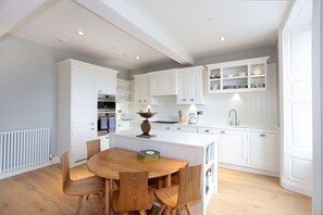 Luxury Apartment, 3 Bedrooms, Non Smoking, Kitchen | In-room dining - City Element Suite Edinburgh (Edinburgh)