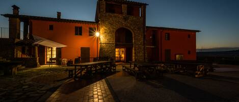 Fassade der Unterkunft – Abend/Nacht