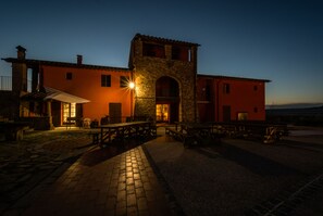 Fassade der Unterkunft – Abend/Nacht