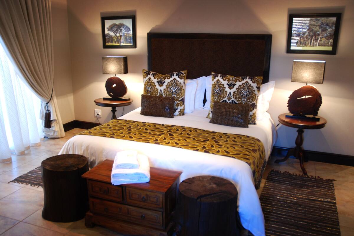 Premium bedding, free minibar items, in-room safe, desk