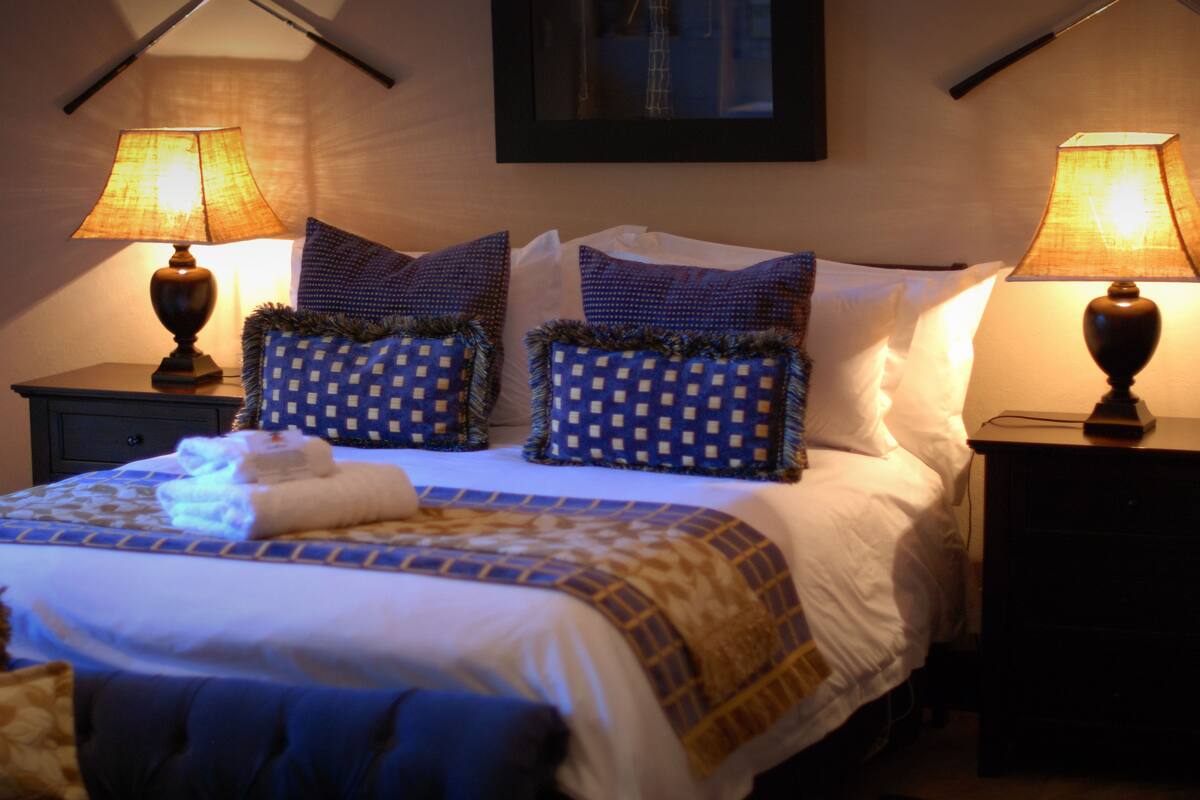 Premium bedding, free minibar items, in-room safe, desk