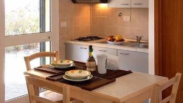 Bungalow, 1 Schlafzimmer | Essbereich im Zimmer