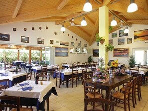 Déjeuner et dîner servis sur place