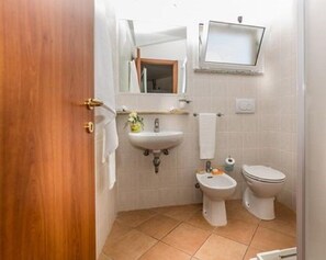 Perhebungalow, 2 makuuhuonetta | Kylpyhuone | Suihku, bidee