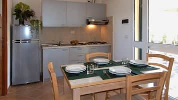 Familienbungalow, 2Â Schlafzimmer | Essbereich im Zimmer