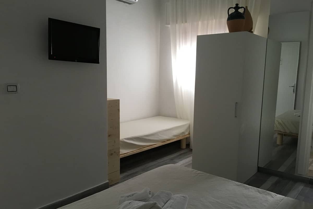 Dreibettzimmer | Minibar, schallisolierte Zimmer, Bügeleisen/Bügelbrett
