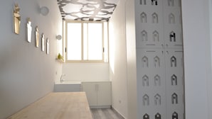 Una cocina moderna con una mesa de madera, una ventana con vistas y un diseño de techo original.