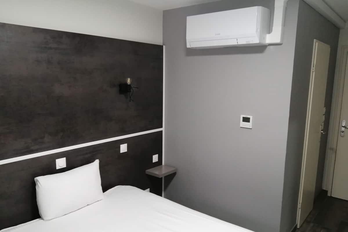 Comfort Double Room | Soundproofing, free WiFi, bed sheets, wheelchair access