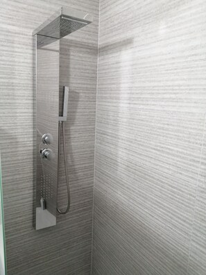 Comfort Double Room | Bathroom | Free toiletries, hair dryer, towels