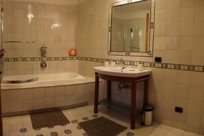 Double Room, Balcony | Bathroom | Combined shower/bathtub, free toiletries, hair dryer, bidet
