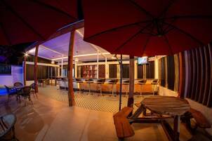 Bar junto a la piscina