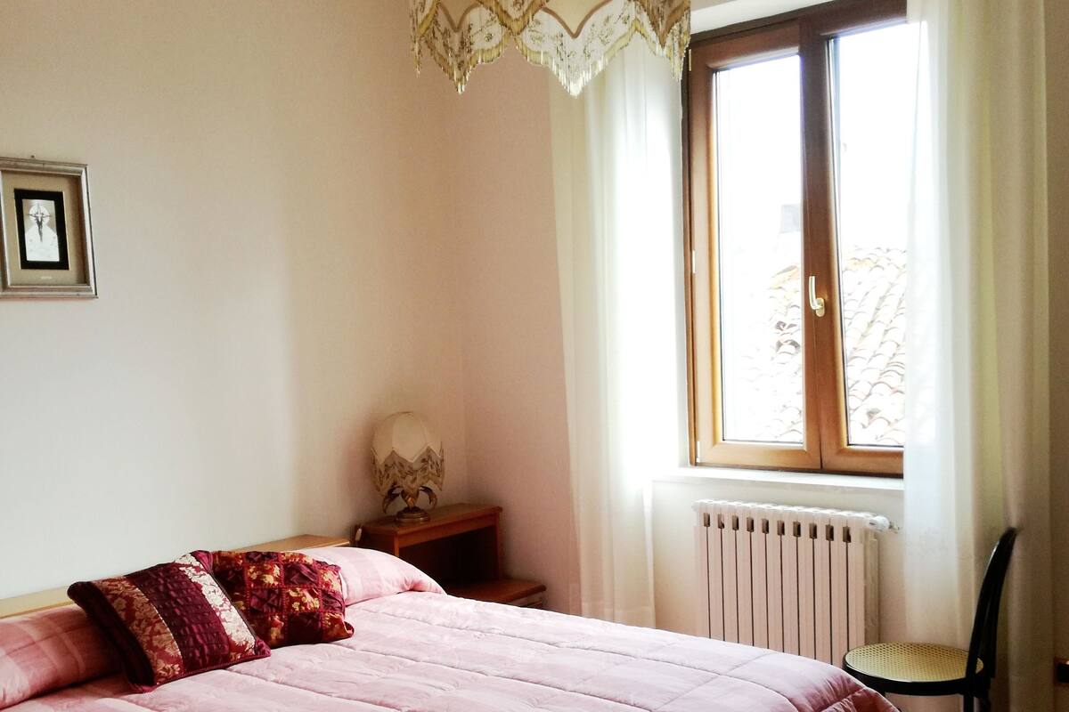 Standard Room, 1 Double Bed, Shared Bathroom, Executive Level | Premium bedding, in-room safe, desk, free WiFi