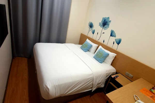 Superior King | In-room safe, desk, iron/ironing board (on request), WiFi (free)