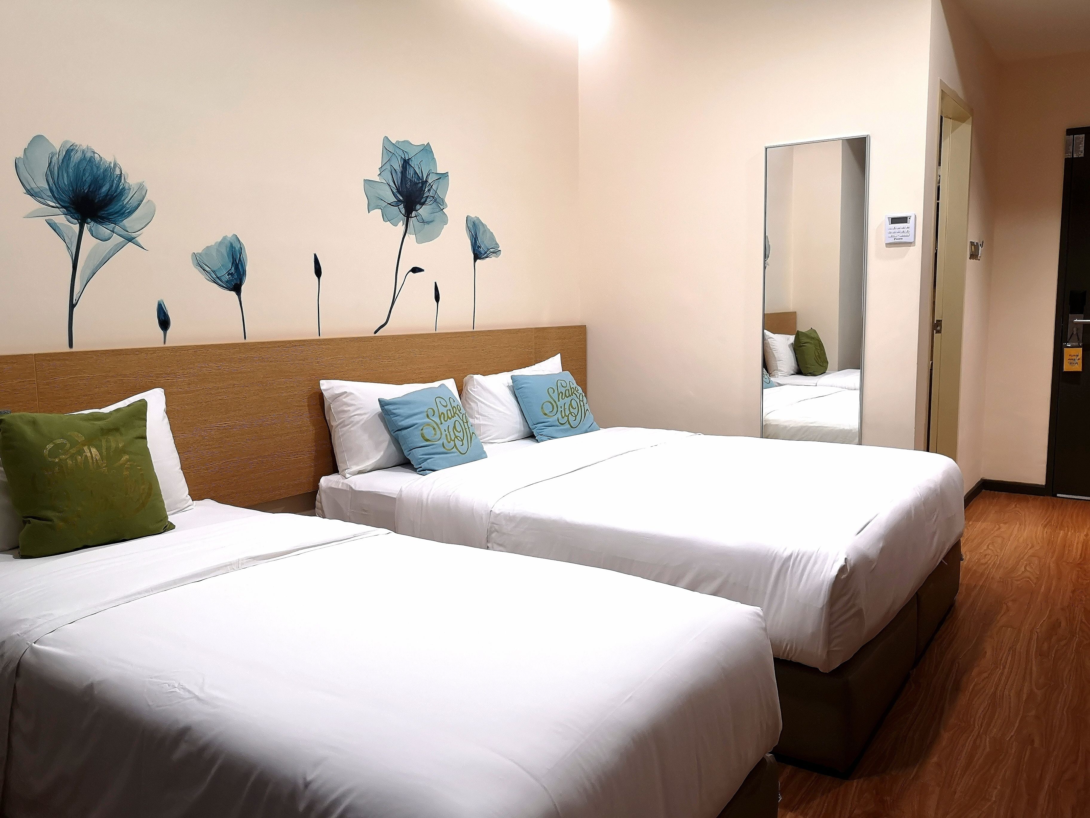 city triple room, non smoking | in-room safe, desk, iron/ironing board, free wifi