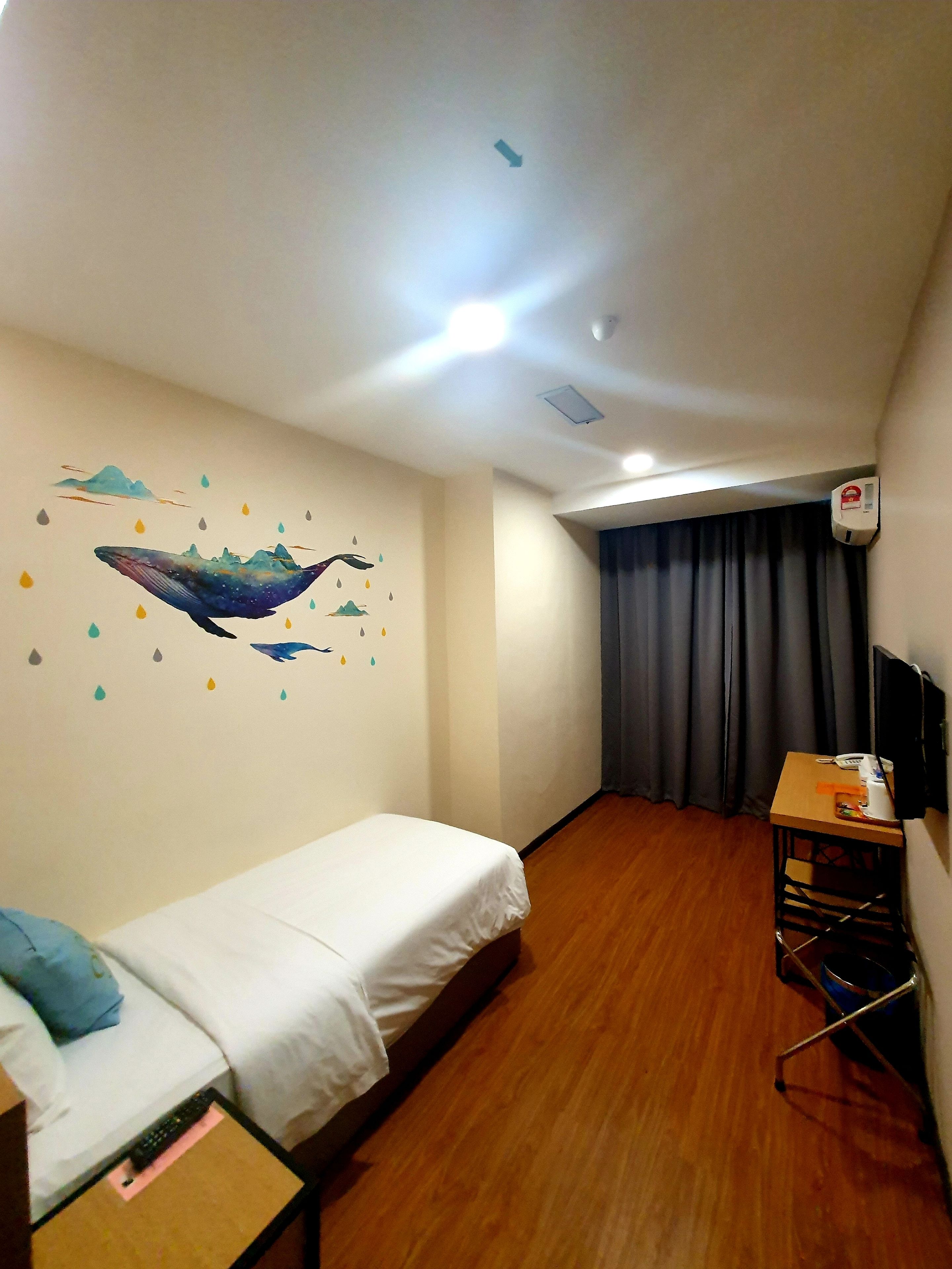 basic single room, 1 single bed, ensuite, corner | in-room safe, desk, iron/ironing board, free wifi