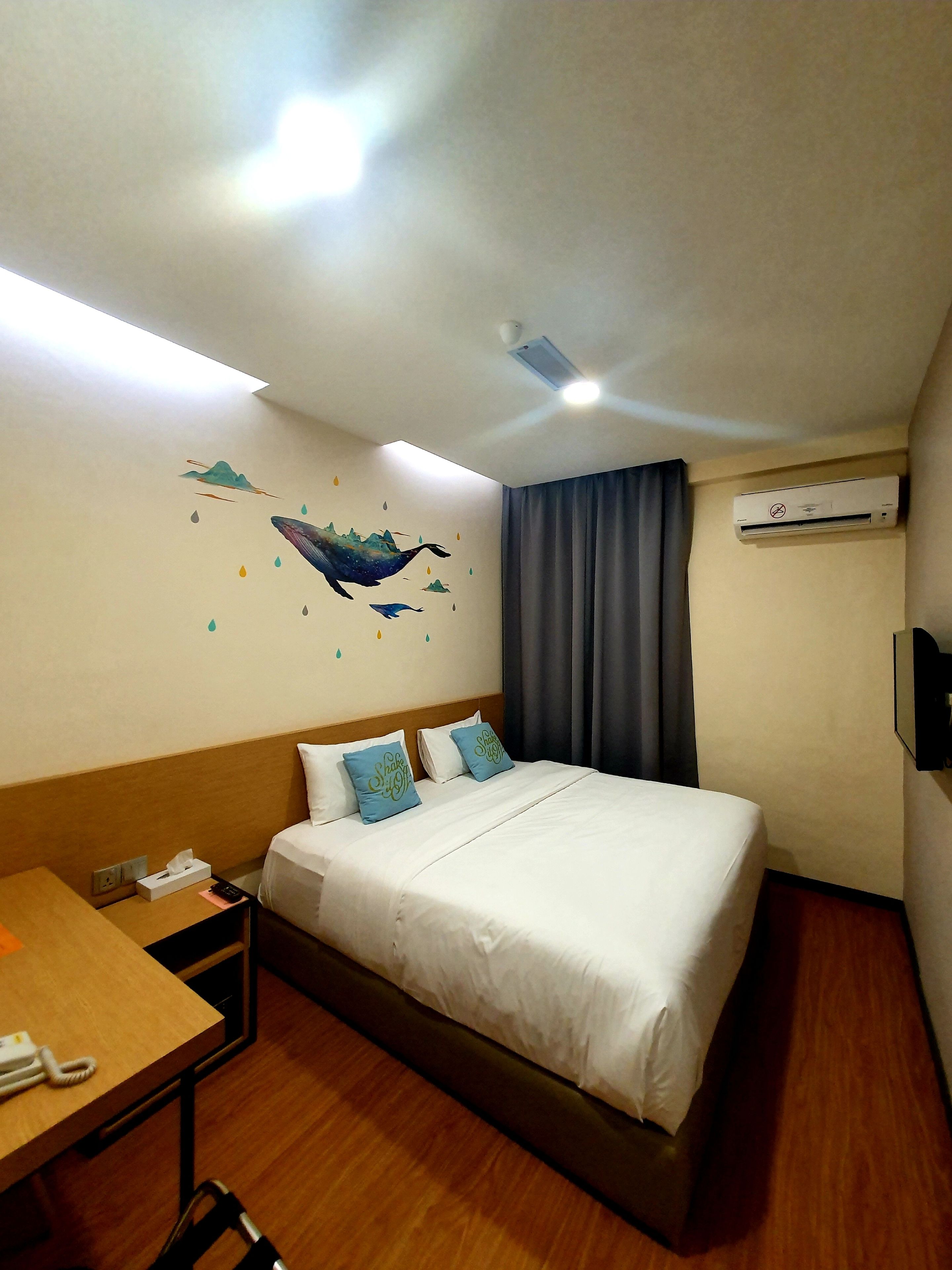 deluxe queen | in-room safe, desk, iron/ironing board, free wifi