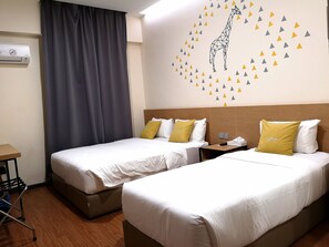 Habitación triple urbana, para no fumadores | Caja de seguridad en la habitación y escritorio 