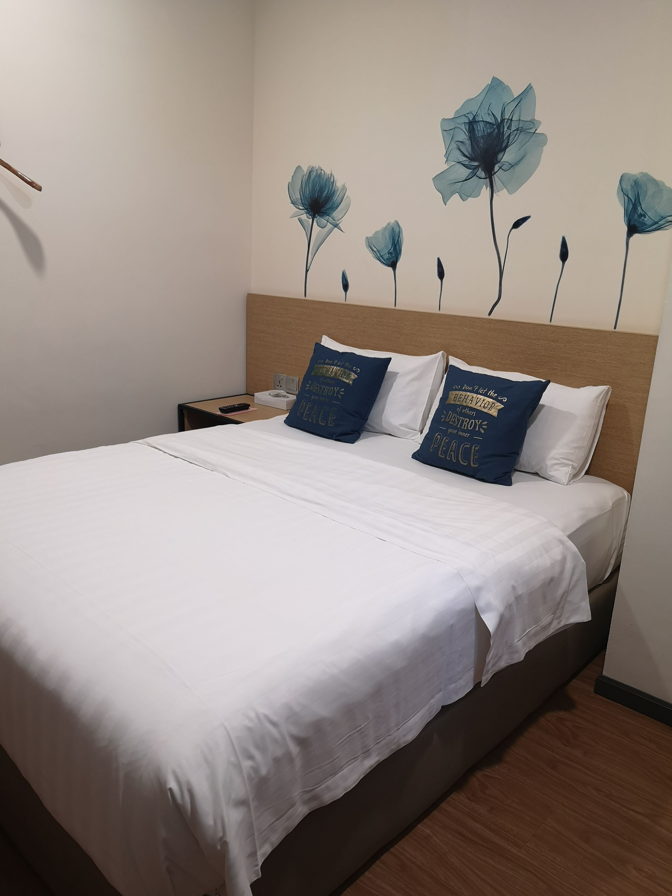 deluxe queen | in-room safe, desk, iron/ironing board, free wifi