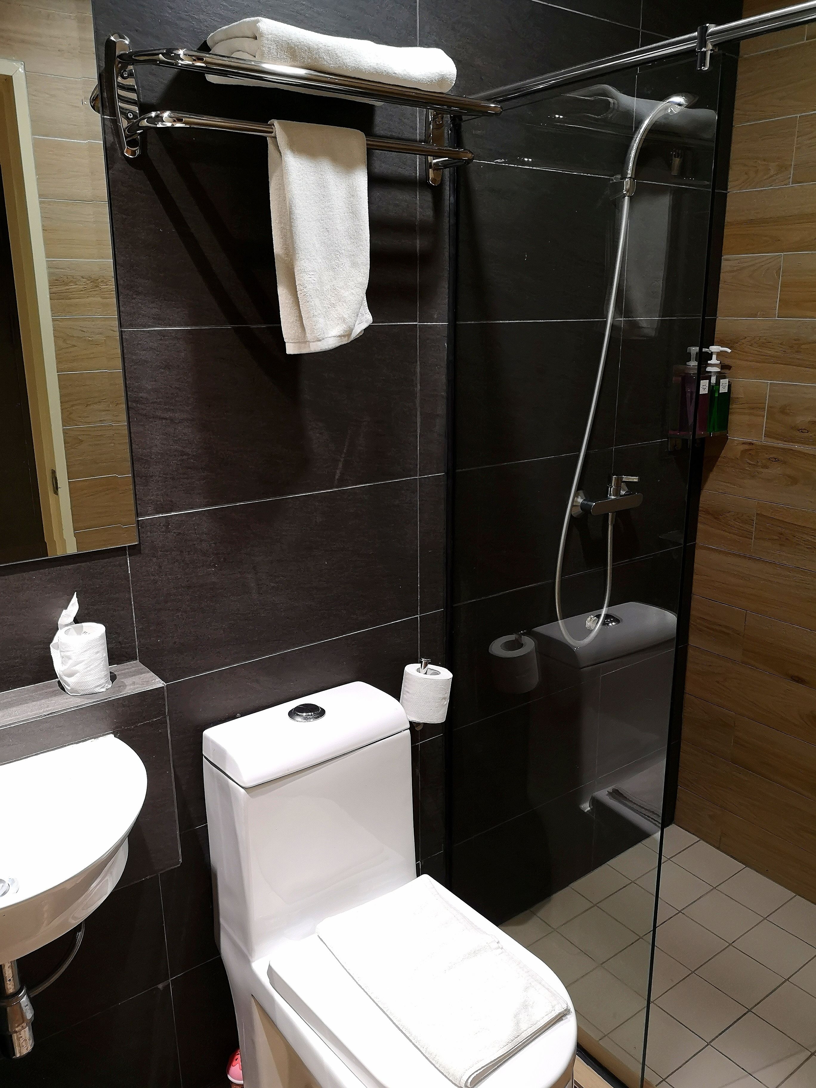 basic single room, 1 single bed, ensuite, corner | in-room safe, desk, iron/ironing board, free wifi