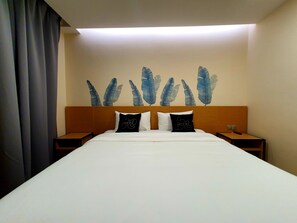 Habitación Deluxe, 1 cama King size | Caja de seguridad en la habitación y escritorio 