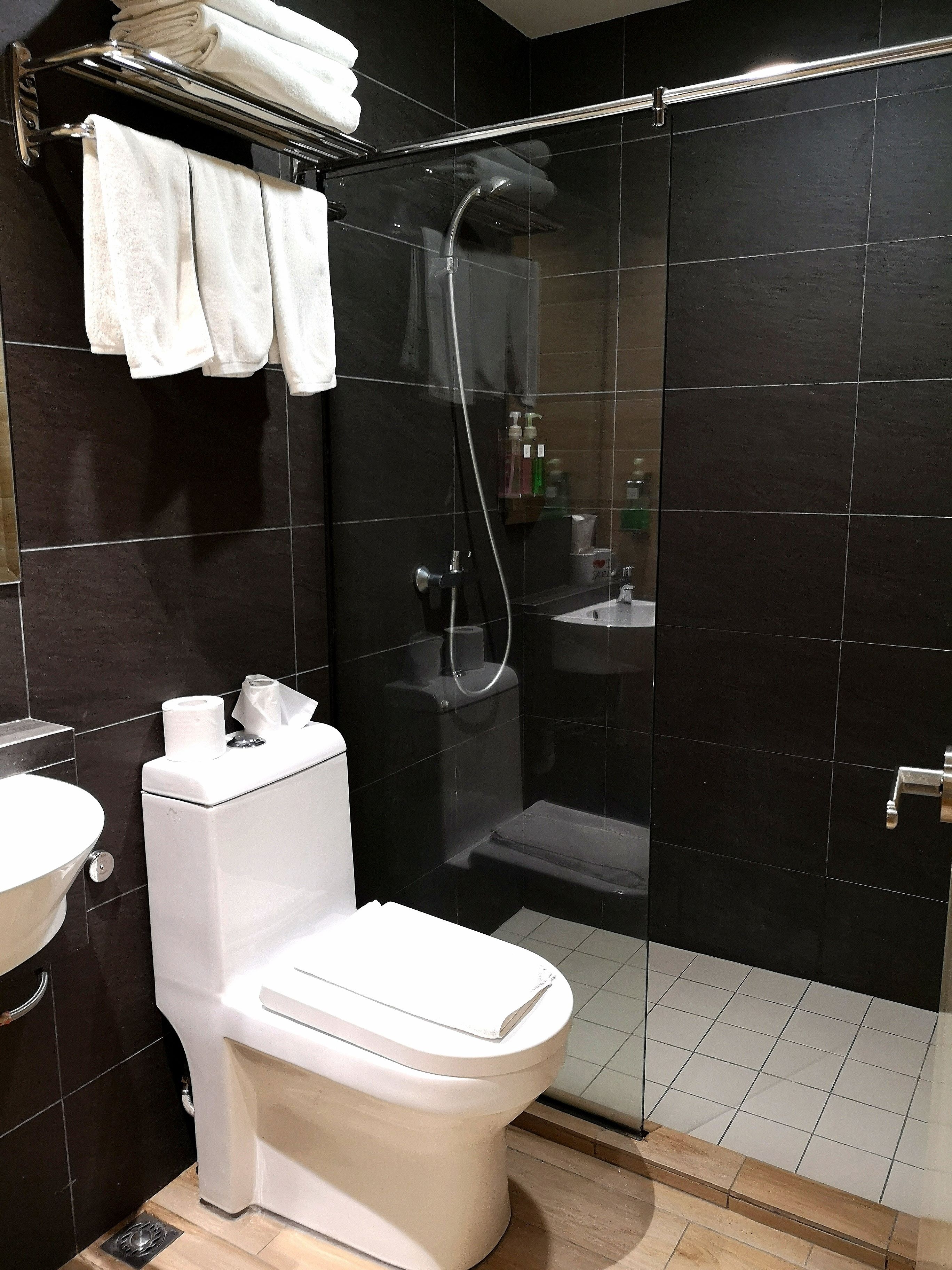 city triple room, non smoking | bathroom | shower, rainfall showerhead, hair dryer, towels