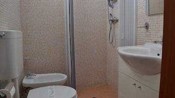 Double Room | Bathroom | Shower, free toiletries, hair dryer, bidet