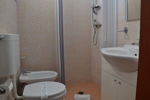 Habitación doble | Baño | Ducha, artículos de higiene personal gratuitos, secador de pelo y bidé