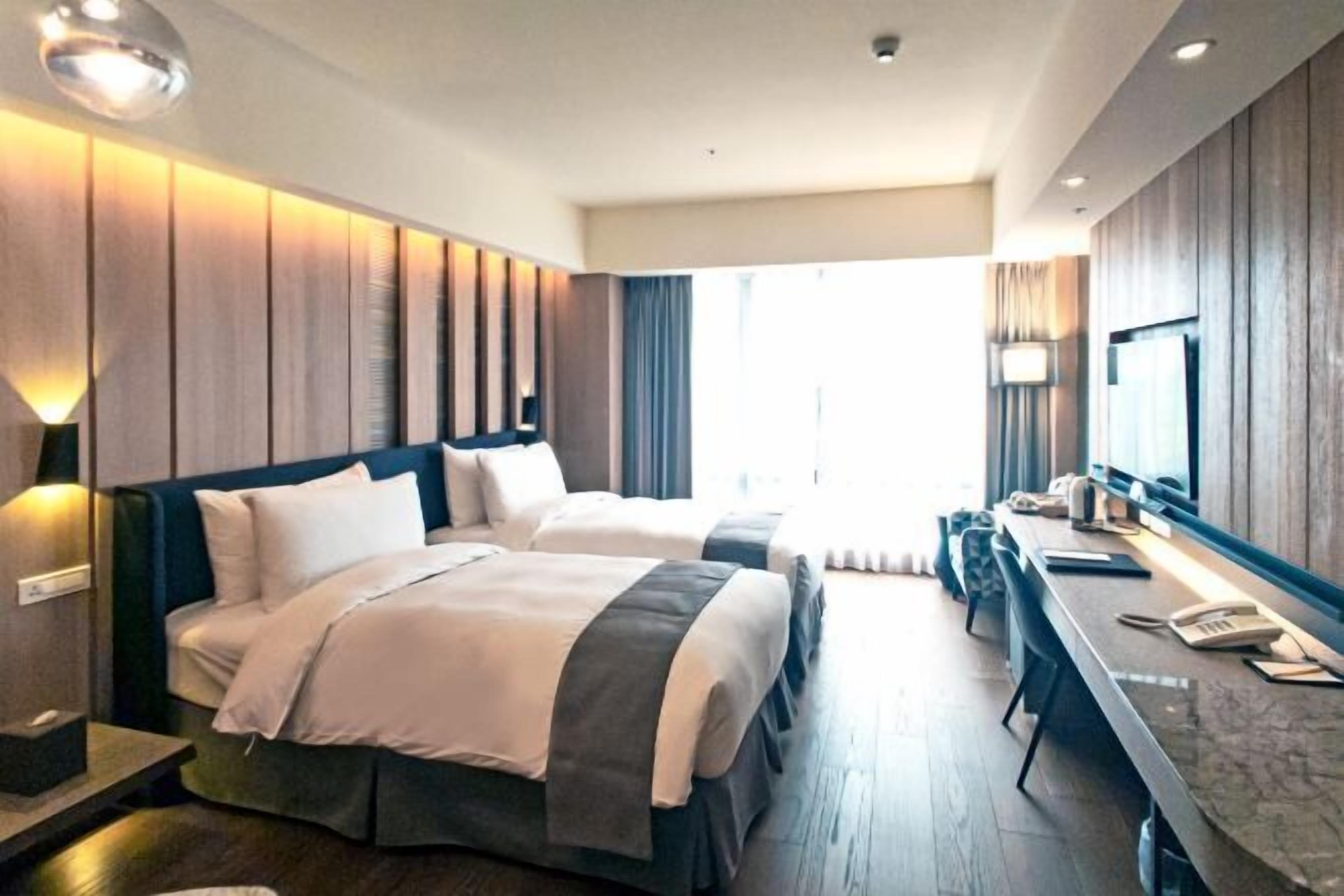 Premium bedding, down duvets, free minibar, in-room safe