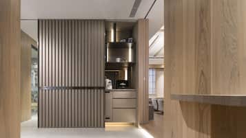 Un vestidor moderno y bien iluminado, con paneles de madera, estantes empotrados y cajones.