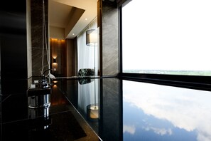 A modern bathroom with a large mirror, a chrome faucet, and a view of the sky through a large window. - Yamagata Kaku Hotel & Spa (Jiaoxi)