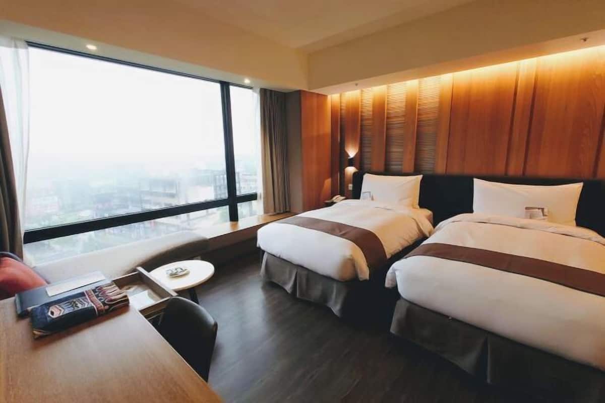 Premium bedding, down duvets, free minibar, in-room safe