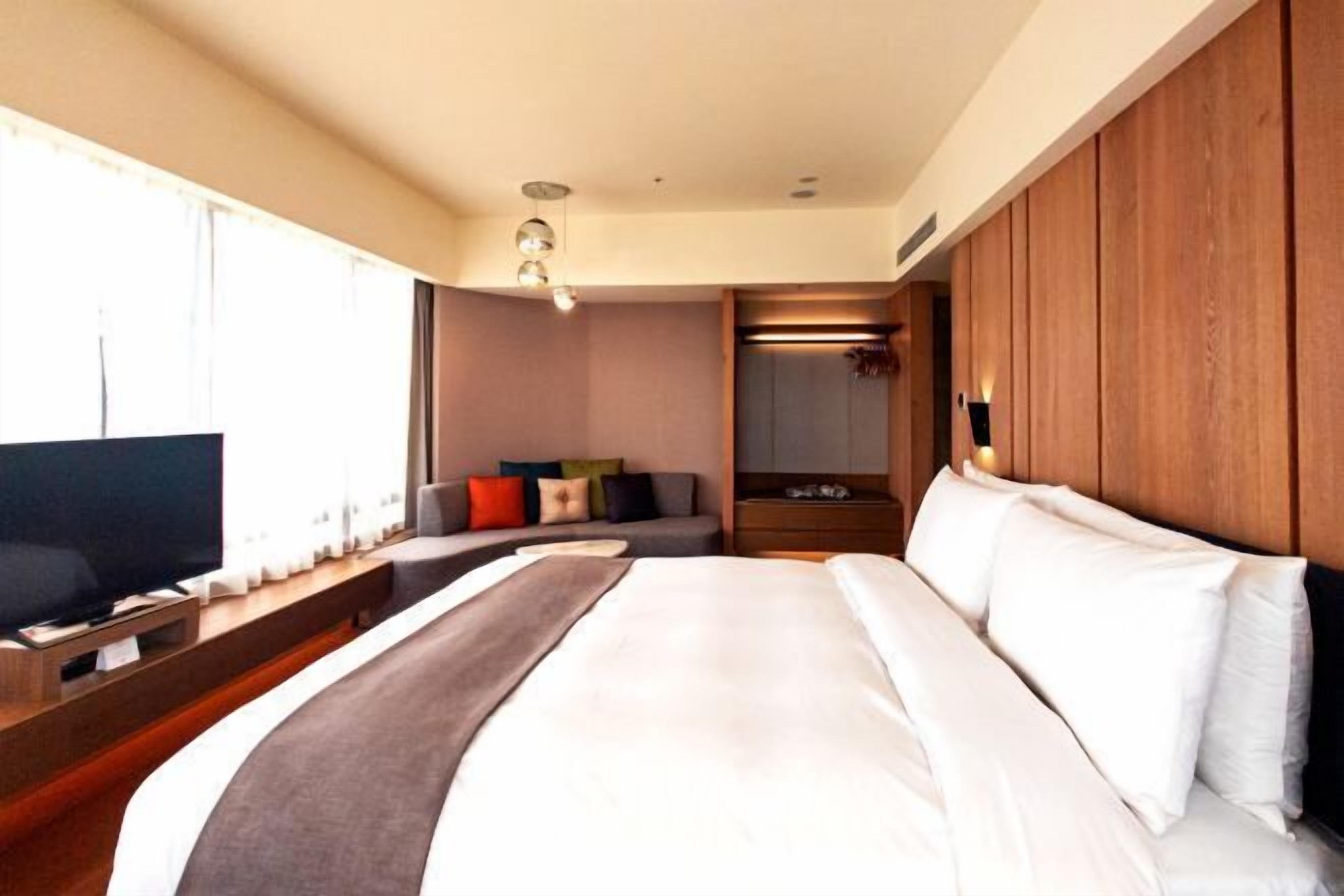 Premium bedding, down duvets, free minibar, in-room safe