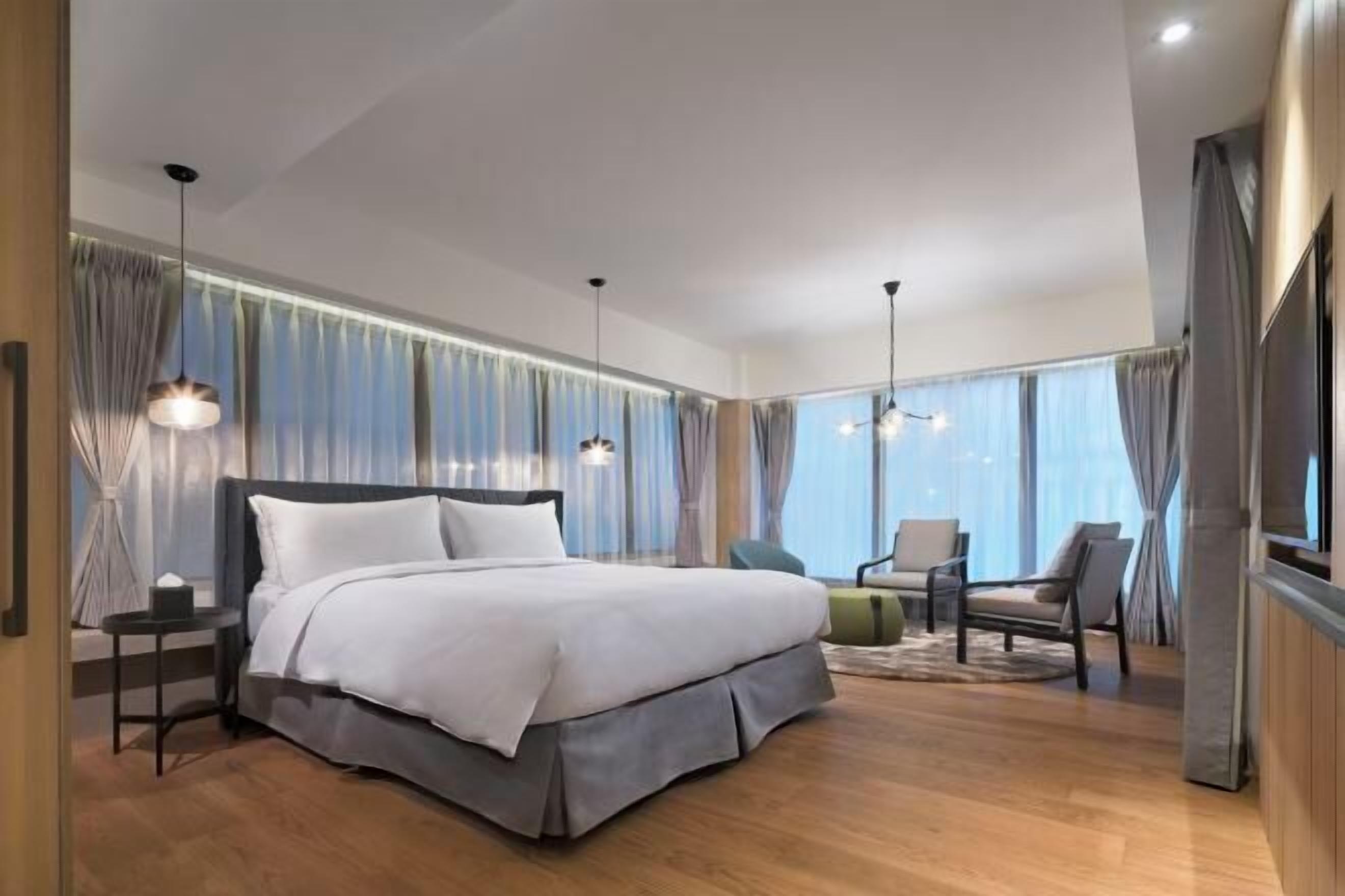 Premium bedding, down duvets, free minibar, in-room safe