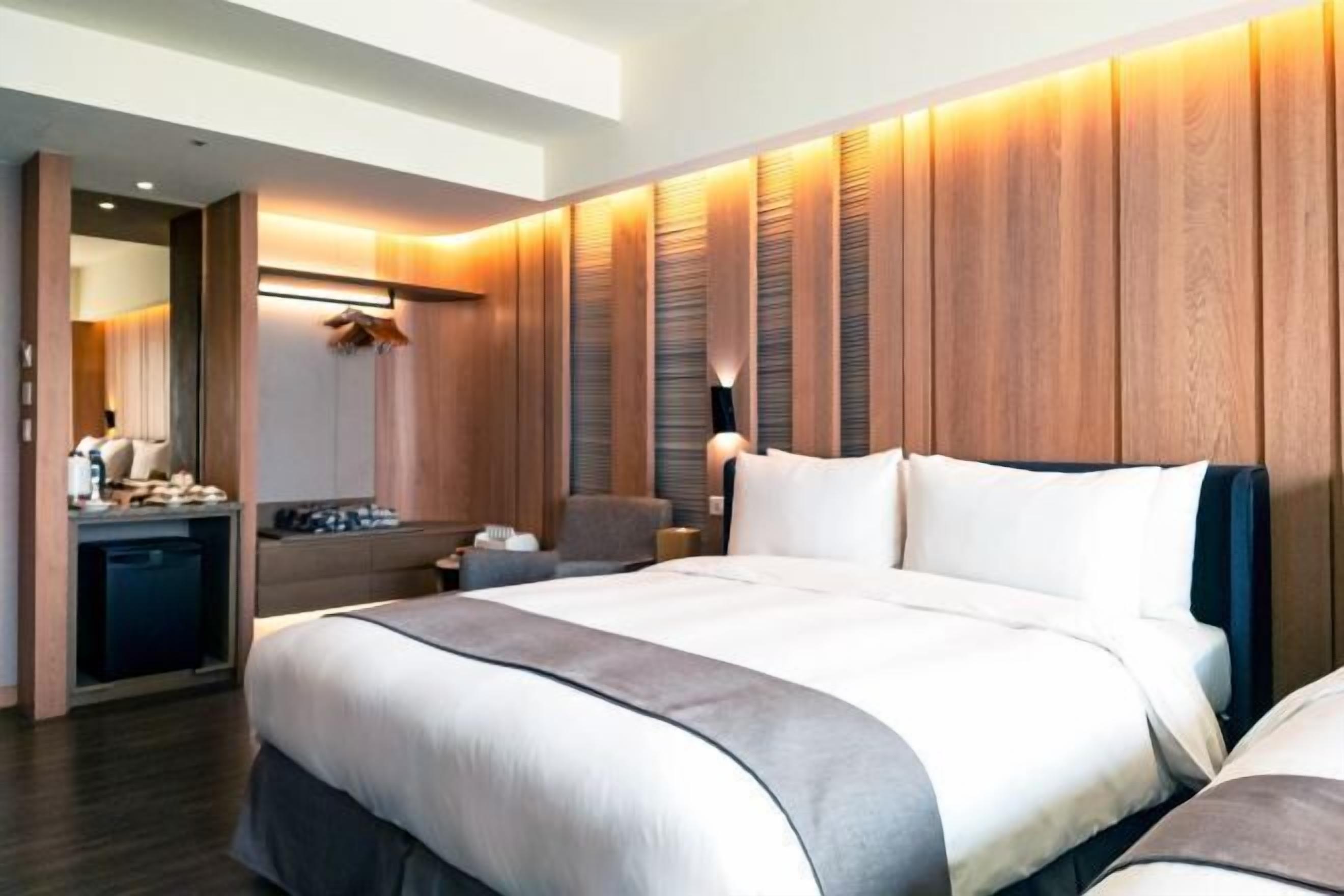 Premium bedding, down duvets, free minibar, in-room safe