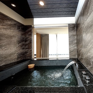 Premier-Doppelzimmer | Badezimmer | Badewanne und Dusche (separat), Quellwasserbad, Regendusche