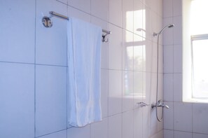 Shower dan perlengkapan mandi gratis