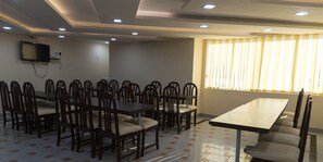 فطور أوروبي يوميًا بتكلفة قدرها (250 INR للشخص)