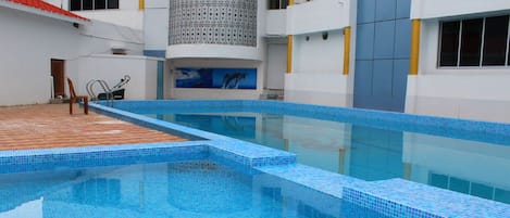 Una piscina techada, una piscina al aire libre
