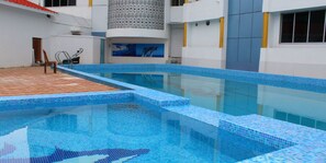 من حمّامات السباحة المغطاة، حمّام سباحة خارجي