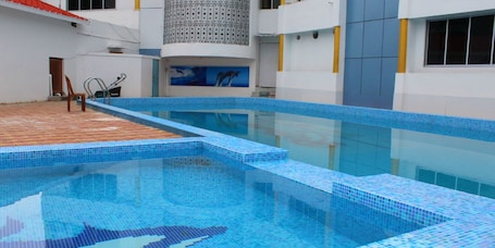 Una piscina techada, una piscina al aire libre. Rajhans Hotel and Resort